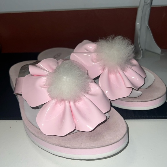 UGG floral pink pom pom flip flop sandals women’s size 7 - Picture 1 of 9